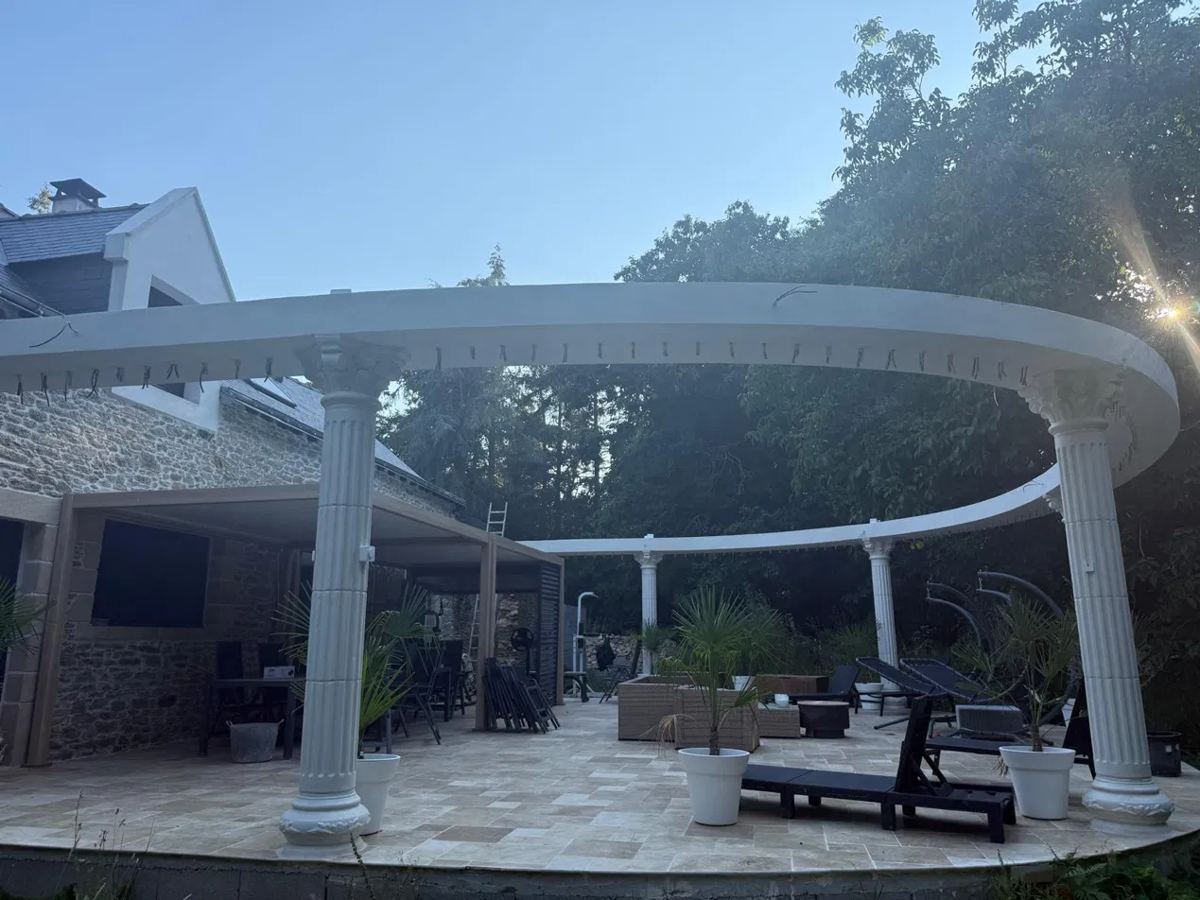 Pergola à colonnes sur terrasse à Orvault